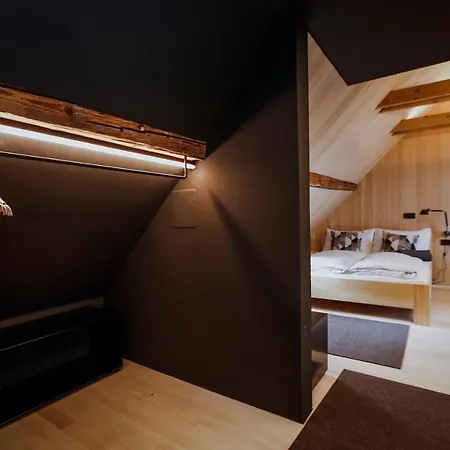 August Dachgeschosswohnung Im Juedischen Viertel דירה הוהנמס